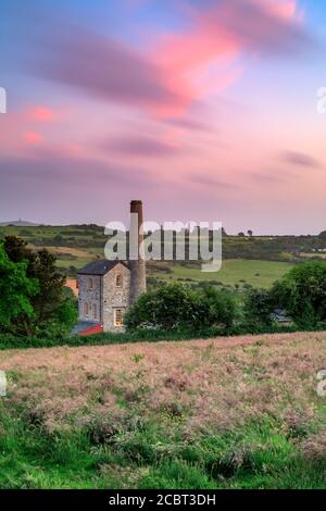 Wheal Rose Engine House avec les maisons de moteur à petit Peevor dans la distance. L'image a été prise une soirée au début du mois de juin. Banque D'Images