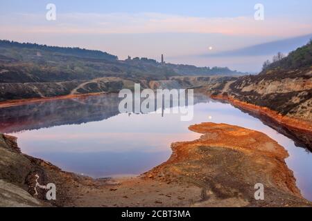 Une super lune au-dessus du plus grand des lagons à queue dans la vallée de la Malée, près de Crofthandy en Cornouailles. Banque D'Images