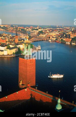 Au-dessus de l'Hôtel de Ville, de Riddarholm Island et de la vieille ville sur les eaux Riddarfjarden à Stockholm au coucher du soleil Banque D'Images