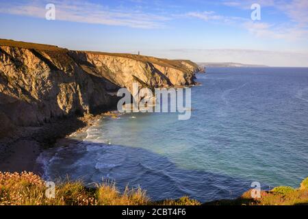 La vue à l'ouest de la pointe sur le côté ouest de la plage de Porthtowa, Banque D'Images