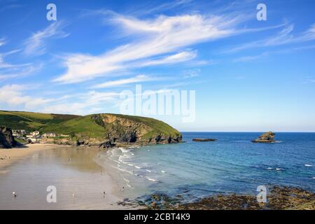 Portreath Beach capturé de la route sur le côté nord du port un matin à la fin de juillet. Banque D'Images