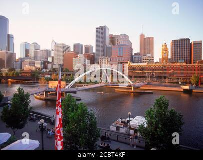 Southgate Complex sur la rivière Yarra au coucher du soleil sous toits de Melbourne avec Queens Bridge Banque D'Images