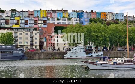 Bateaux sur le port flottant de Bristol avec maisons colorées sur les collines De Clifton Wood surplombant les quais Banque D'Images