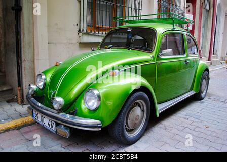 Une voiture Volkswagen Beetle classique et verte garée dans une vieille rue d'Istanbul. Banque D'Images