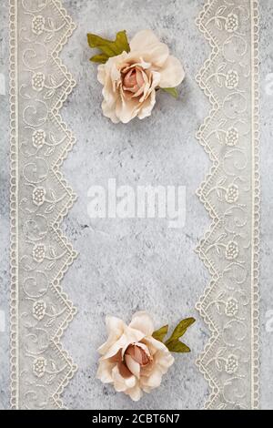 Organisation de mariage sur une table décorée de roses. Banque D'Images