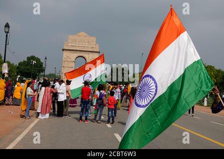 Heureux 74e jour de l'indépendance, les Indiens célèbrent la journée de l'indépendance indienne dans la capitale nationale Delhi en agitant le drapeau et en prenant des photos de selfie sur des rues et des routes décorées avec des drapeaux tricolores nationaux à la porte de l'Inde de Delhi au cours de l'épidémie de coronavirus Covid-19 en 2020 Banque D'Images