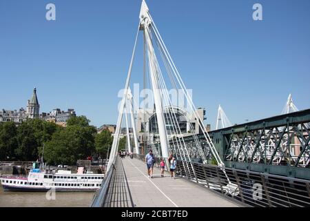 Hungerford Bridge et Golden Jubilee passerelle pour piétons à travers Tamise, London Borough of Lambeth, Greater London, Angleterre, Royaume-Uni Banque D'Images