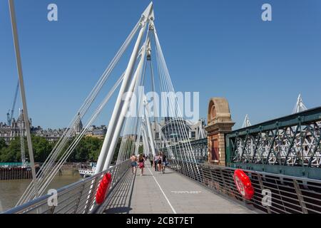 Hungerford Bridge et Golden Jubilee passerelle pour piétons à travers Tamise, London Borough of Lambeth, Greater London, Angleterre, Royaume-Uni Banque D'Images