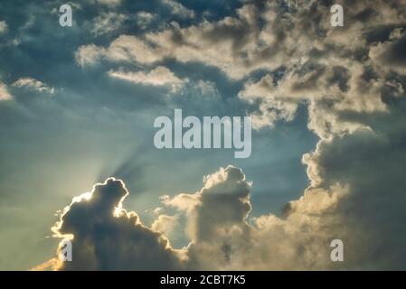 CONCEPT ENVIRONNEMENTAL : le soleil se cache derrière la formation spectaculaire de nuages Banque D'Images