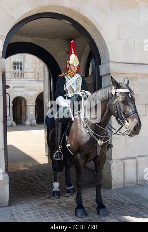 Un soldat monté de la cavalerie de la maison en service à Horse Guards, Whitehall, City of Westminster, Greater London, Angleterre, Royaume-Uni Banque D'Images