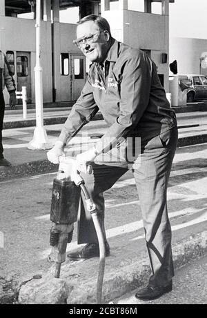 East St. Louis, États-Unis. 15 août 2020. L'ancien gouverneur de l'Illinois James Thompson, montré dans cette photo du fichier 3/31/87, manning un marteau-piqueur pendant la démolition des cabines de péage du pont Dr. Martin Luther King à East St. Louis, Illinois, est décédé à Chicago à l'âge de 84 ans, le 14 août 2020. Thompson, le gouverneur qui a le plus longtemps servi dans l'Illinois de 1977 à 1991, avait été hospitalisé pendant les trois dernières semaines suivant une chute. Photo du fichier par Bill Greenblatt/UPI crédit: UPI/Alay Live News Banque D'Images