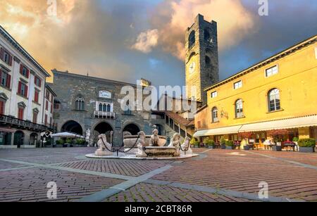 Place historique Piazza Vecchia avec fontaine Contarini dans la ville haute de Bergame. Lombardie, Europa Banque D'Images