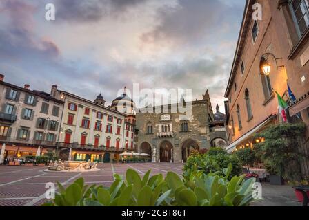 Place historique Piazza Vecchia et fontaine Contarini dans la vieille ville de Bergame, au crépuscule. Lombardie, Italie Banque D'Images