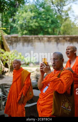 Siem Reap, Angkor Wat, Cambodge-21 avril 2019: Des Monks surpris marchant et visitant des temples Banque D'Images