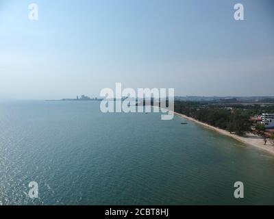 Sihanoukville, Cambodge, prise de vue aérienne en avril 2019 pendant la construction des hôtels de plage d'Otres. Banque D'Images