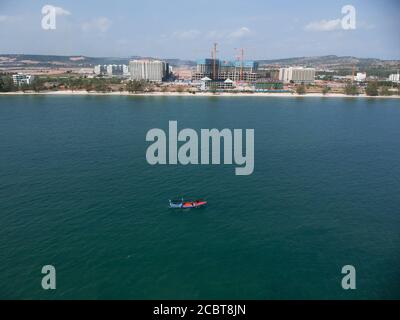 Sihanoukville, Cambodge, prise de vue aérienne en avril 2019 pendant la construction des hôtels de plage d'Otres. De grandes stations balnéaires sont en cours de construction sur la côte d'Otres Beach. Banque D'Images