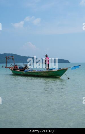 Île de Koh Rong Samloem, Cambodge - 20 avril 2019 - pêcheur avec des vêtements typiques sur son bateau dans la baie de Saracen, en journée. Banque D'Images