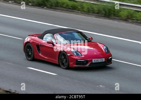 2015 rouge Porsche Boxster GTS S-A en voiture sur l'autoroute M6 près de Preston à Lancashire, Royaume-Uni. Banque D'Images