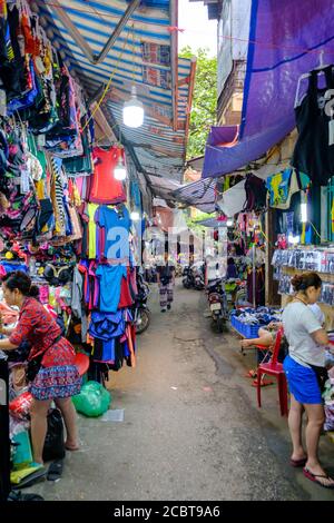 Hanoï, Vietnam - la vie dans le marché de nuit, les gens marchant. Monument vietnamien typique. Banque D'Images