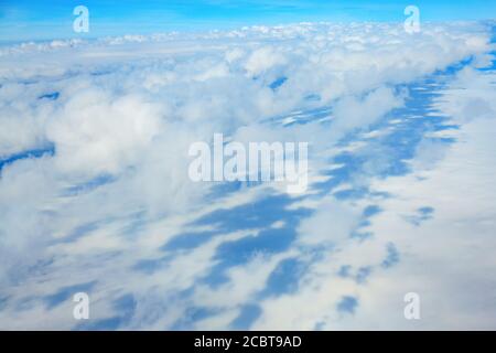 Voler au-dessus de la Terre à travers les nuages Banque D'Images