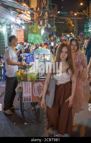 Hanoï, Vietnam - la vie dans le marché de nuit, les gens marchant. Monument vietnamien typique. Banque D'Images