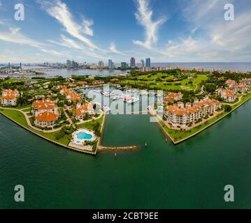 Photo aérienne au sud de l'île Fisher vue sur la marina et Terrain de golf Miami Beach FL Banque D'Images