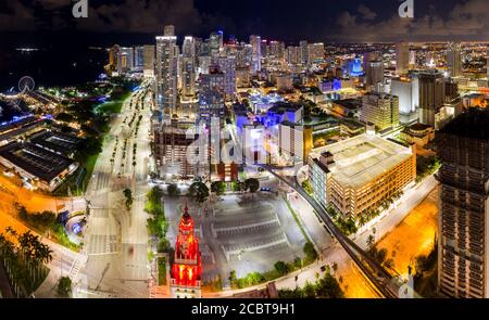 Photo aérienne le centre-ville de Miami s'illumine la nuit vers 2020 Banque D'Images