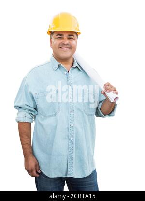 Hispanic Male Entrepreneur in Hard Hat avec Plans Plan isolé sur un fond blanc. Banque D'Images