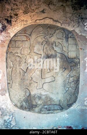 Tablette ovale Palace dans la maison E. Palenque ruines mayas. Chiapas, Mexique. Image de film vintage - environ 1990. Banque D'Images