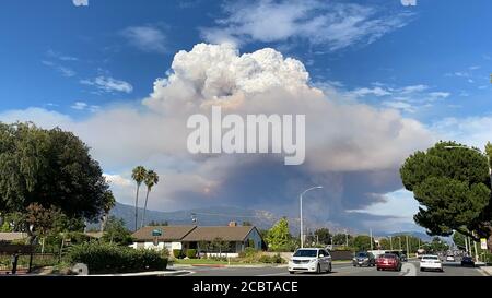 Los Angeles, États-Unis. 13 août 2020. Photo prise le 13 août 2020 montre le nuage de poussière du soi-disant Ranch 2 Fire dans le comté de Los Angeles, aux États-Unis. La fumée de plusieurs incendies de forêt qui brûlent dans le sud de la Californie a causé une mauvaise qualité de l'air, ont déclaré les autorités le 15 août. Le feu du Ranch 2, qui brûlait dans la forêt nationale d'Angeles au nord d'Azusa, a brûlée 1,400 acres (environ 5.66 kilomètres carrés) et était seulement 3 pour cent contenu à partir de samedi matin. L'incendie a été signalé pour la première fois jeudi après-midi. Credit: Gao Shan/Xinhua/Alay Live News Banque D'Images