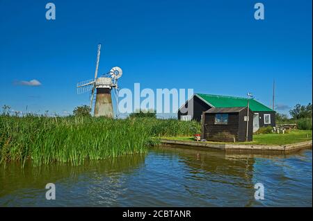 Le moulin à vent de St Benet se dresse le long de la rivière Thurne, Norfolk Broads, un matin d'été Banque D'Images