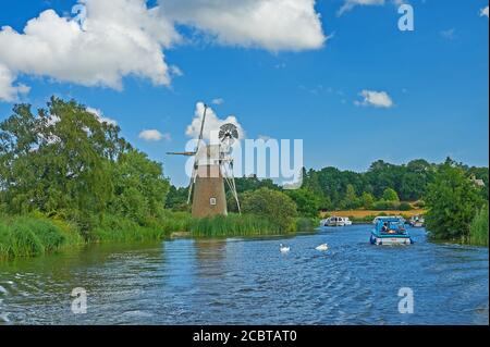 Moulin à vent TURF Fen le long de la rivière Ant dans les Norfolk Broads, Norfolk. Banque D'Images