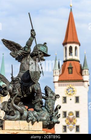 Place Marienplatz, Munich, Allemagne. Statue d'ange à proximité sur fond d'Altes Rathaus ou de la vieille mairie. Cet endroit est un point de repère de Munich. Banque D'Images