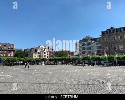 Cercles sociaux de distanciation à la place Burgplatz. Les cercles sont utilisés pour maintenir une distance de 2 mètres entre les personnes. Dusseldorf, Rhénanie-du-Nord-Westphalie / Allemagne Banque D'Images