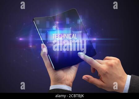 Businessman holding a smartphone pliable avec inscription technique, nouvelle technologie concept