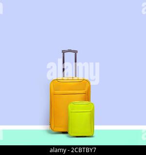 Ensemble de valises debout à côté du mur de couleur bleu pastel. Concept de Tourisme et voyages Banque D'Images