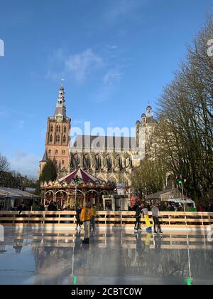 Les enfants patinent devant la cathédrale Saint-Jean. Den Bosch / pays-Bas Banque D'Images