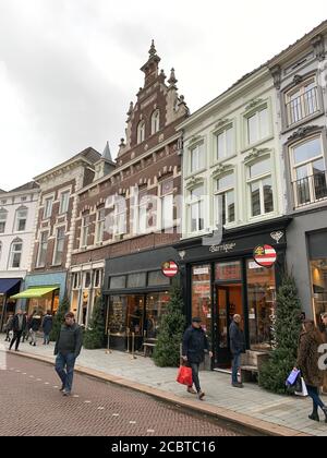 Les gens marchent dans la rue commerçante. Den Bosch / pays-Bas Banque D'Images