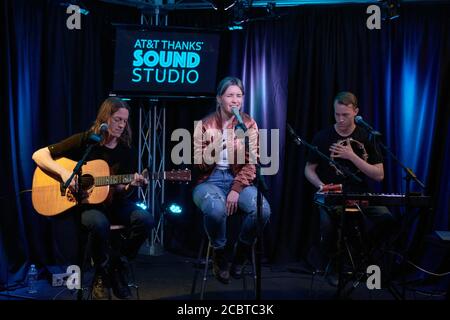 BALA CYNWYD, PA, Etats-Unis - 10 AVRIL 2019 : le groupe américain de pop indien SHAED visite le théâtre de performance de radio 104.5. Banque D'Images