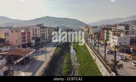 un grand drone aérien tiré d'un petit village - il y a un ruisseau avec des herbes vertes. photo a pris à aydin/turquie. Banque D'Images