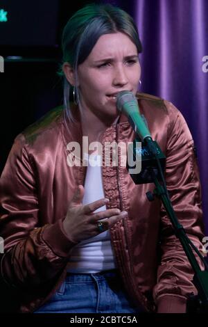 BALA CYNWYD, PA, Etats-Unis - 10 AVRIL 2019 : le groupe américain de pop indien SHAED visite le théâtre de performance de radio 104.5. Banque D'Images