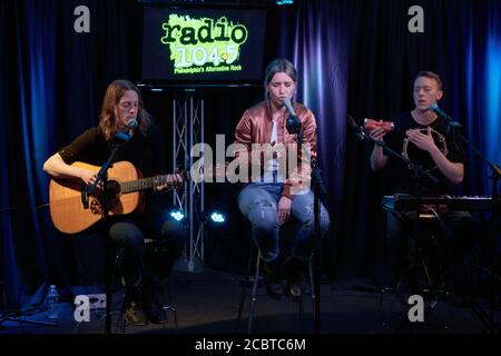 BALA CYNWYD, PA, Etats-Unis - 10 AVRIL 2019 : le groupe américain de pop indien SHAED visite le théâtre de performance de radio 104.5. Banque D'Images