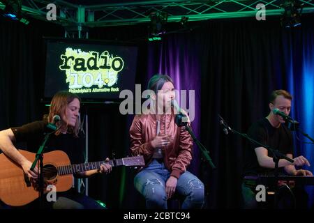BALA CYNWYD, PA, Etats-Unis - 10 AVRIL 2019 : le groupe américain de pop indien SHAED visite le théâtre de performance de radio 104.5. Banque D'Images