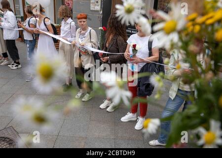 Moscou, Russie. 15 août 2020 femmes tenant des fleurs et un ruban blanc, symbole du mouvement d'opposition, lors d'un rassemblement contre les résultats de l'élection présidentielle biélorusse devant l'ambassade du Bélarus à Moscou, en Russie Banque D'Images