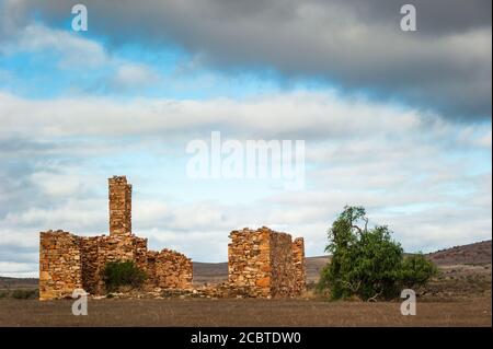 Ruines historiques en pierre des premiers colons dans le centre de Flinders Range en Australie méridionale. Banque D'Images