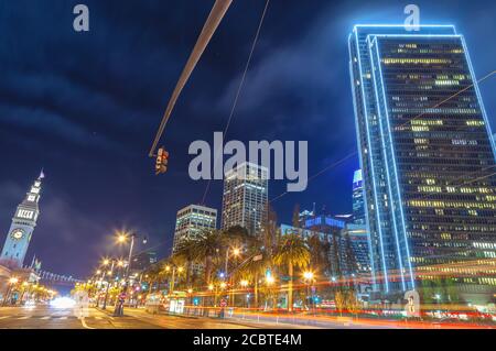 Les tours de l'Embarcadero Center s'illuminent pendant les Holiday Seasons à San Francisco, Californie, États-Unis. Banque D'Images