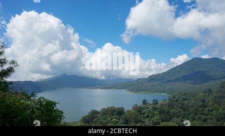 Vue sur le lac avec forêt dense dans les montagnes Banque D'Images
