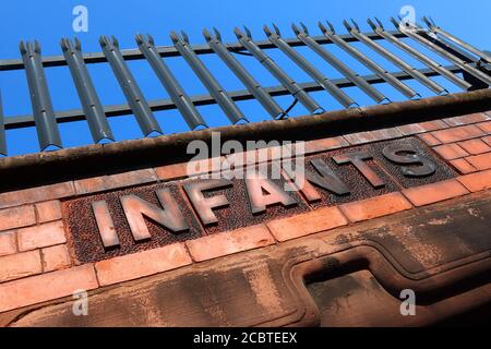 Entrée pour les enfants, entrée à l'école victorienne, école primaire d'Anfield Road, Liverpool, Merseyside, Banque D'Images