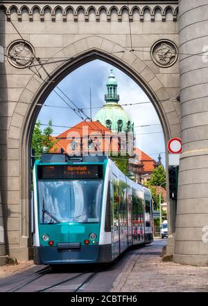 Le tram conduit à la porte de Nauen (Nauener Tor) à Potsdam, en Allemagne Banque D'Images