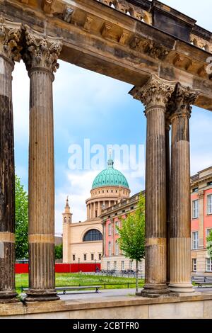 Vue à travers la Ringercolonnade jusqu'à l'église Saint-Nicolas de Potsdam, en Allemagne. Banque D'Images